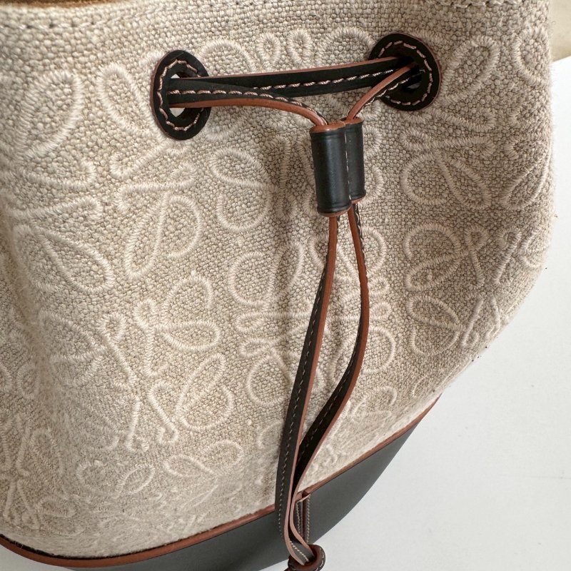 😍近九成新 Loewe 米色刺繡拼黑色氣球肩背包-11