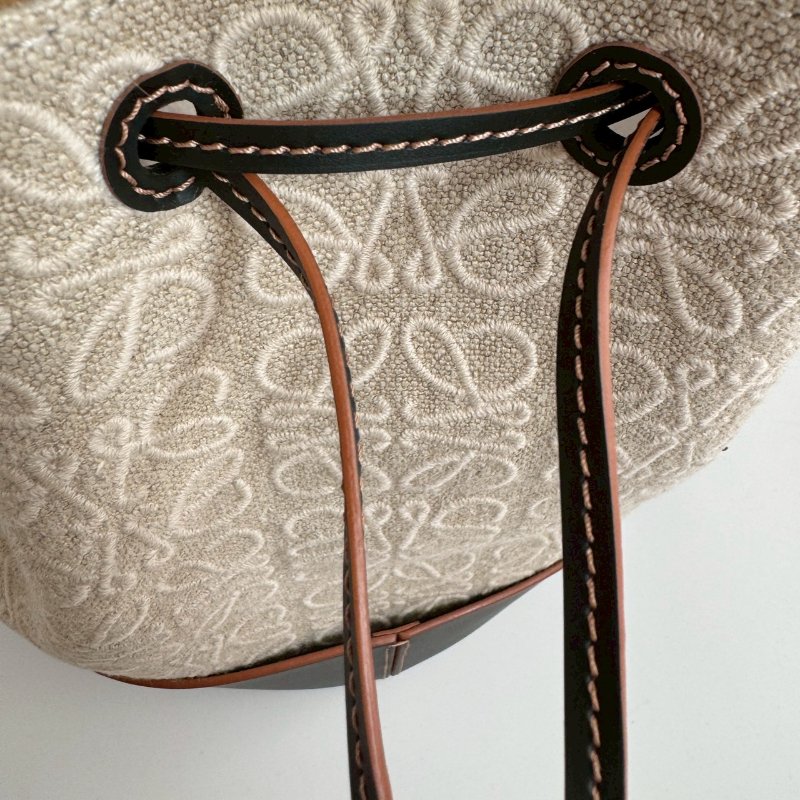 😍近九成新 Loewe 米色刺繡拼黑色氣球肩背包-12