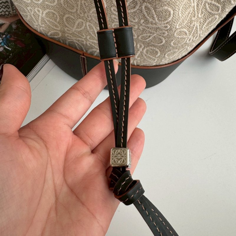 😍近九成新 Loewe 米色刺繡拼黑色氣球肩背包-13