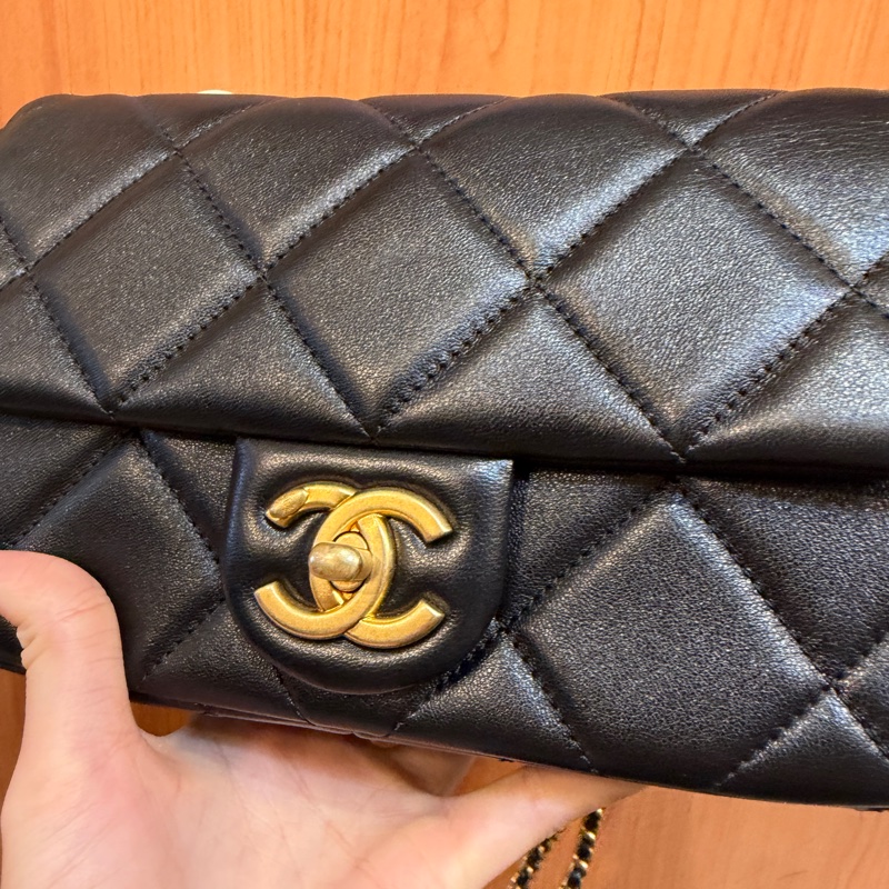 Chanel 黑羊皮霧金釦CF20珍珠湯圓斜背包-1