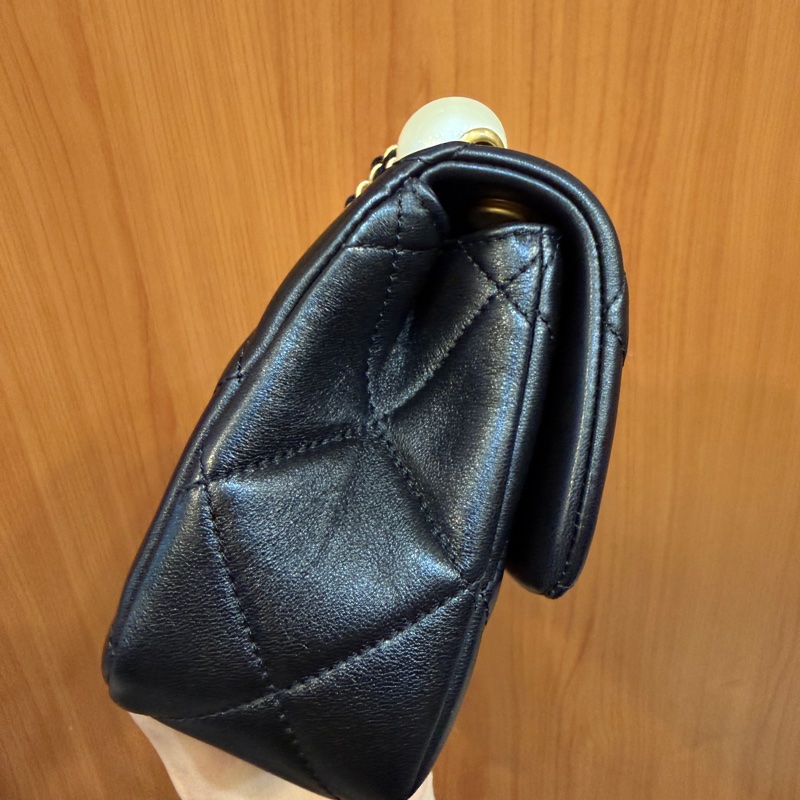 Chanel 黑羊皮霧金釦CF20珍珠湯圓斜背包-3