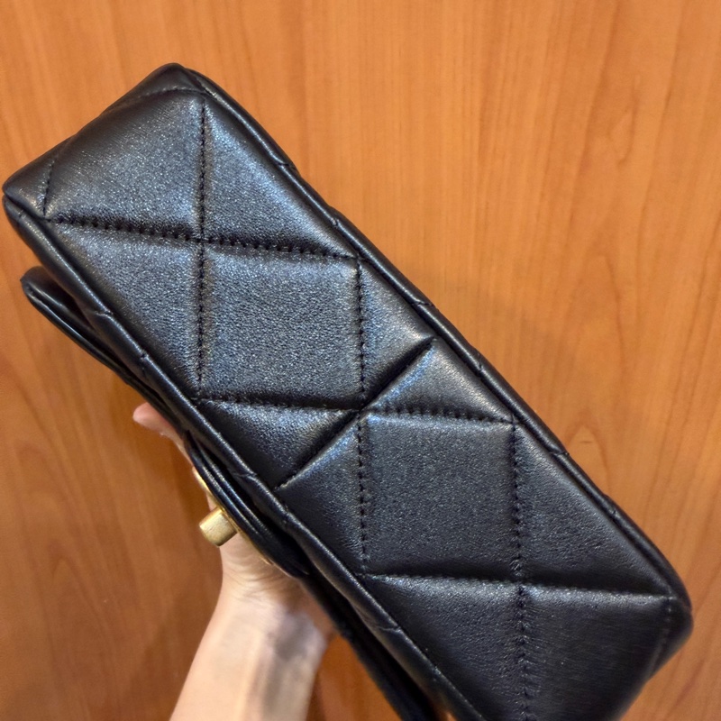 Chanel 黑羊皮霧金釦CF20珍珠湯圓斜背包-6