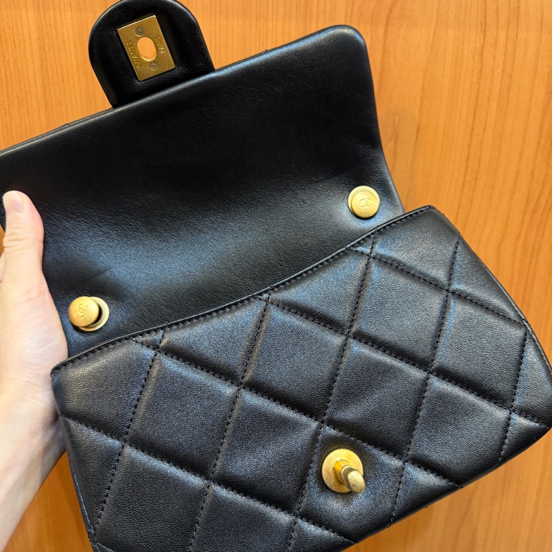 Chanel 黑羊皮霧金釦CF20珍珠湯圓斜背包-9