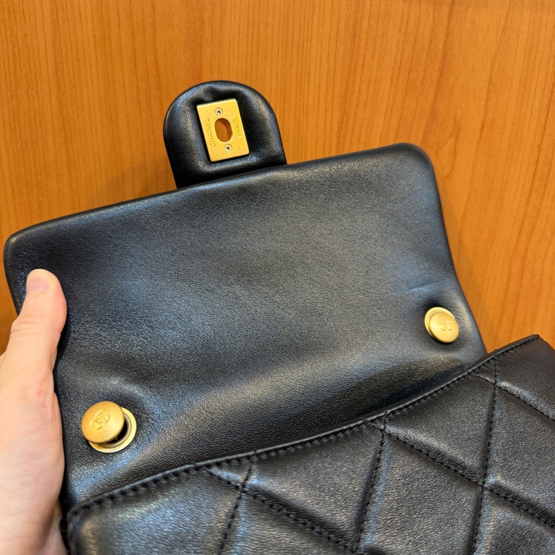 Chanel 黑羊皮霧金釦CF20珍珠湯圓斜背包-10