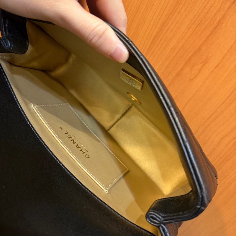 Chanel 黑羊皮霧金釦CF20珍珠湯圓斜背包-11