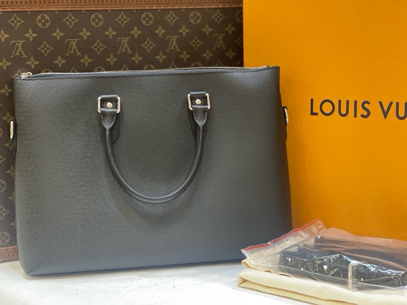 99新LouisVuitton路易威登Anton Soft 公文包 黑色小牛皮 低調有質感 大容量 內部隔層超實用 附件：塵袋 手提袋 肩帶 尺寸：39×28×7cm-0