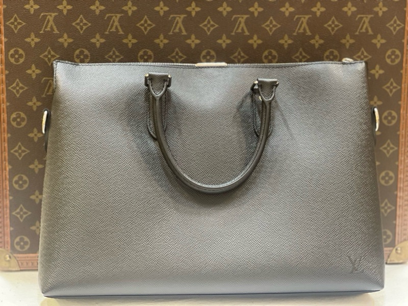 99新LouisVuitton路易威登Anton Soft 公文包 黑色小牛皮 低調有質感 大容量 內部隔層超實用 附件：塵袋 手提袋 肩帶 尺寸：39×28×7cm-1