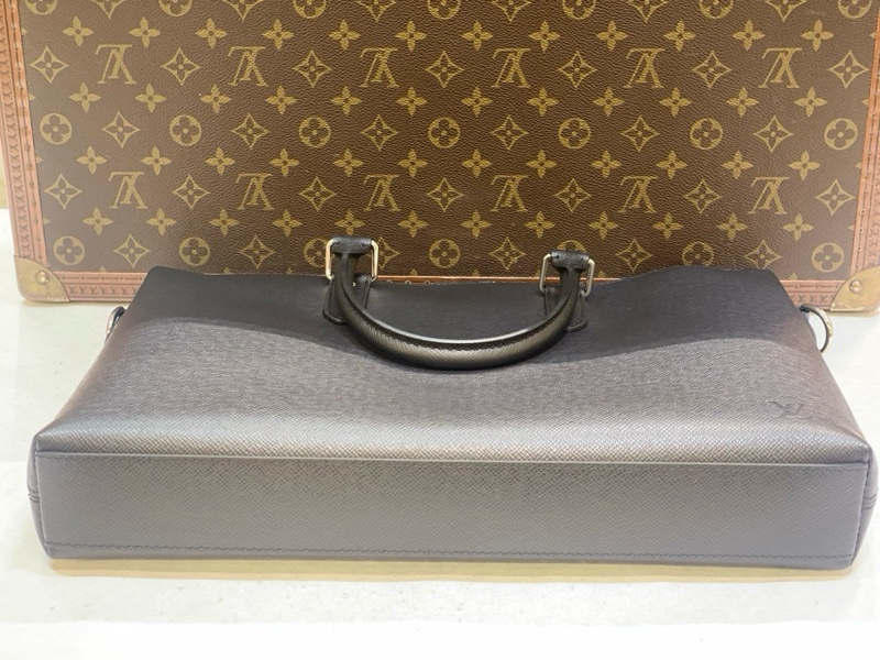 99新LouisVuitton路易威登Anton Soft 公文包 黑色小牛皮 低調有質感 大容量 內部隔層超實用 附件：塵袋 手提袋 肩帶 尺寸：39×28×7cm-2
