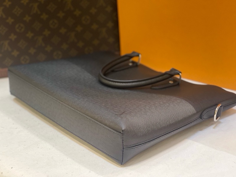 99新LouisVuitton路易威登Anton Soft 公文包 黑色小牛皮 低調有質感 大容量 內部隔層超實用 附件：塵袋 手提袋 肩帶 尺寸：39×28×7cm-4