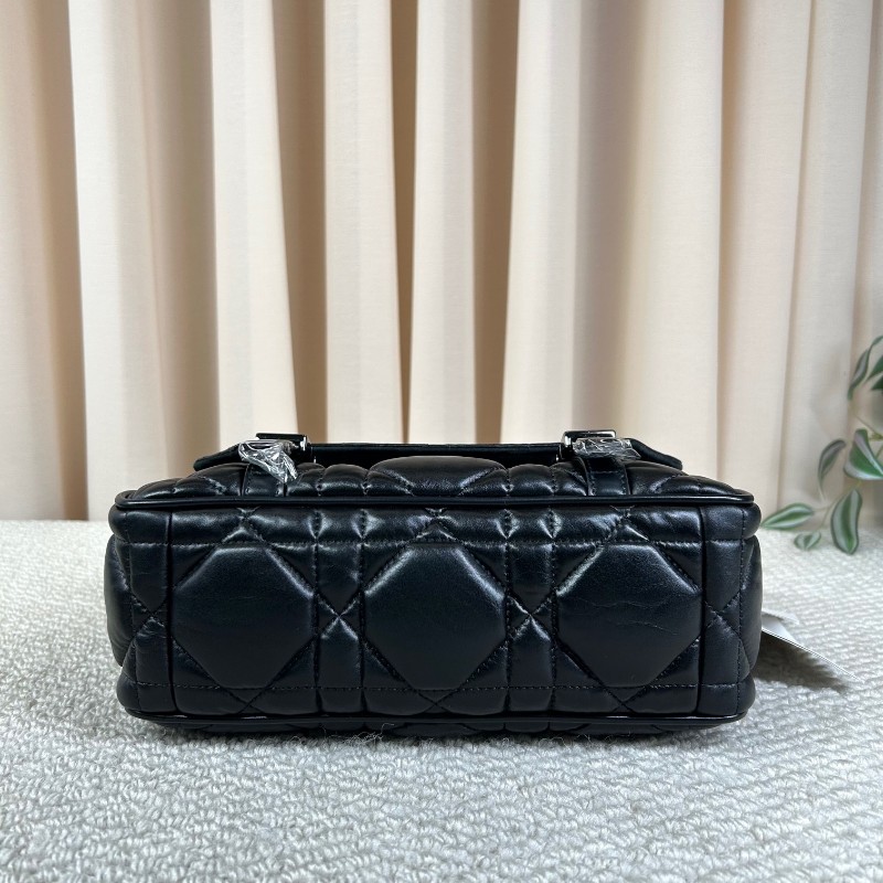 迪奧DIOR Camp系列藤格紋郵差包 有肩帶 可單肩可斜挎 容量實用 日常百搭 包型非常的立體飽滿-4