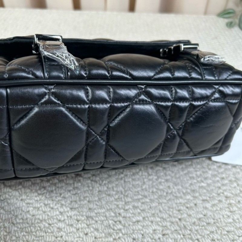 迪奧DIOR Camp系列藤格紋郵差包 有肩帶 可單肩可斜挎 容量實用 日常百搭 包型非常的立體飽滿-8