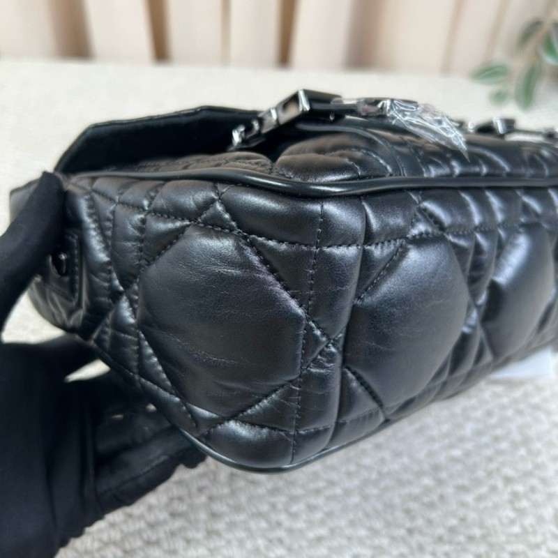 迪奧DIOR Camp系列藤格紋郵差包 有肩帶 可單肩可斜挎 容量實用 日常百搭 包型非常的立體飽滿-10