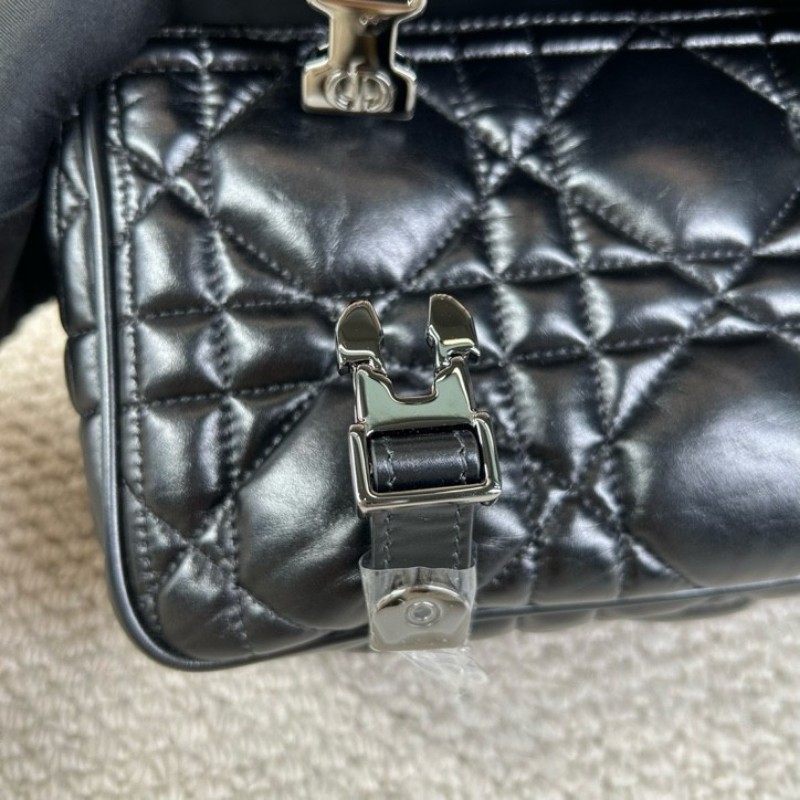 迪奧DIOR Camp系列藤格紋郵差包 有肩帶 可單肩可斜挎 容量實用 日常百搭 包型非常的立體飽滿-21