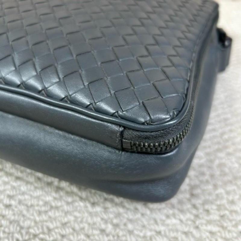 BV葆蝶家Bottega 經典格紋編織郵差公文包 肩帶可調節 可單肩可斜挎 容量實用 商務休閒都合適-9