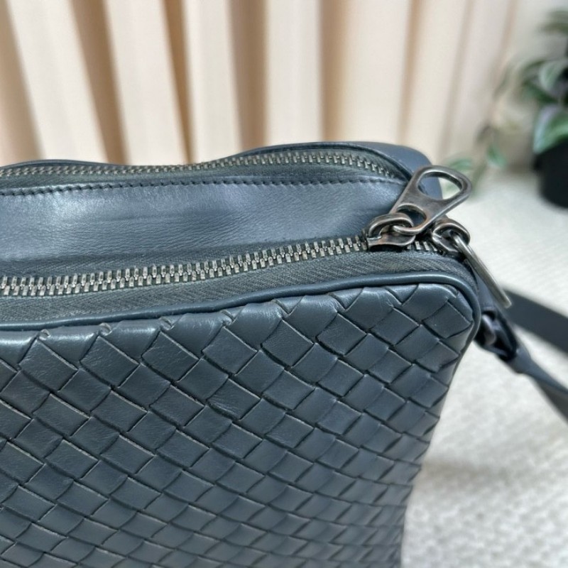 BV葆蝶家Bottega 經典格紋編織郵差公文包 肩帶可調節 可單肩可斜挎 容量實用 商務休閒都合適-12