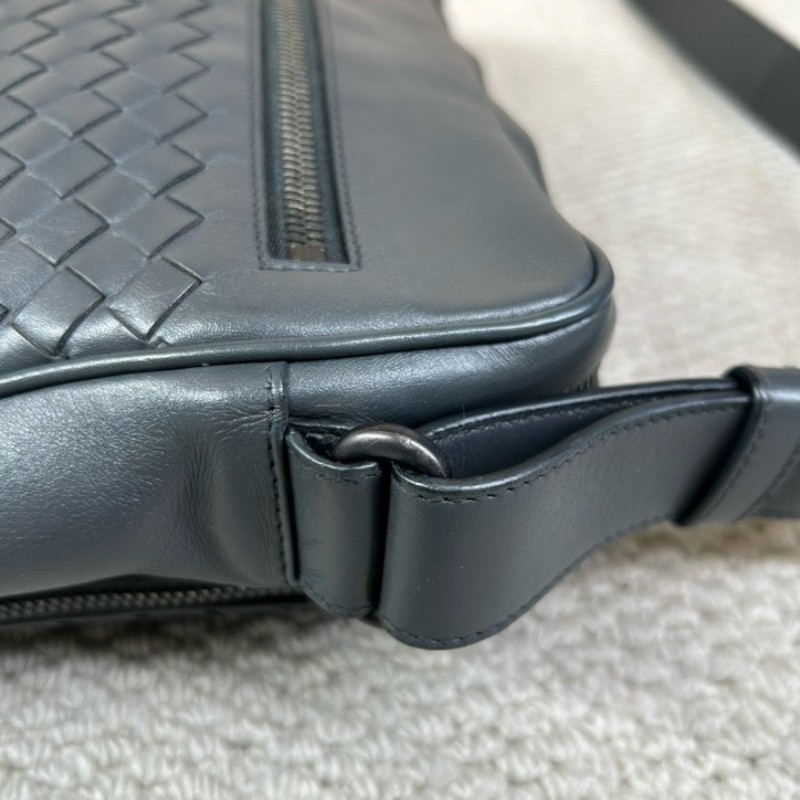 BV葆蝶家Bottega 經典格紋編織郵差公文包 肩帶可調節 可單肩可斜挎 容量實用 商務休閒都合適-20