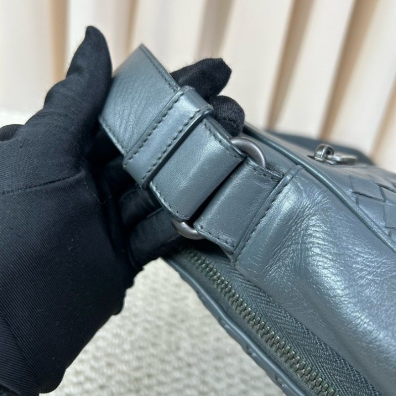 BV葆蝶家Bottega 經典格紋編織郵差公文包 肩帶可調節 可單肩可斜挎 容量實用 商務休閒都合適-21