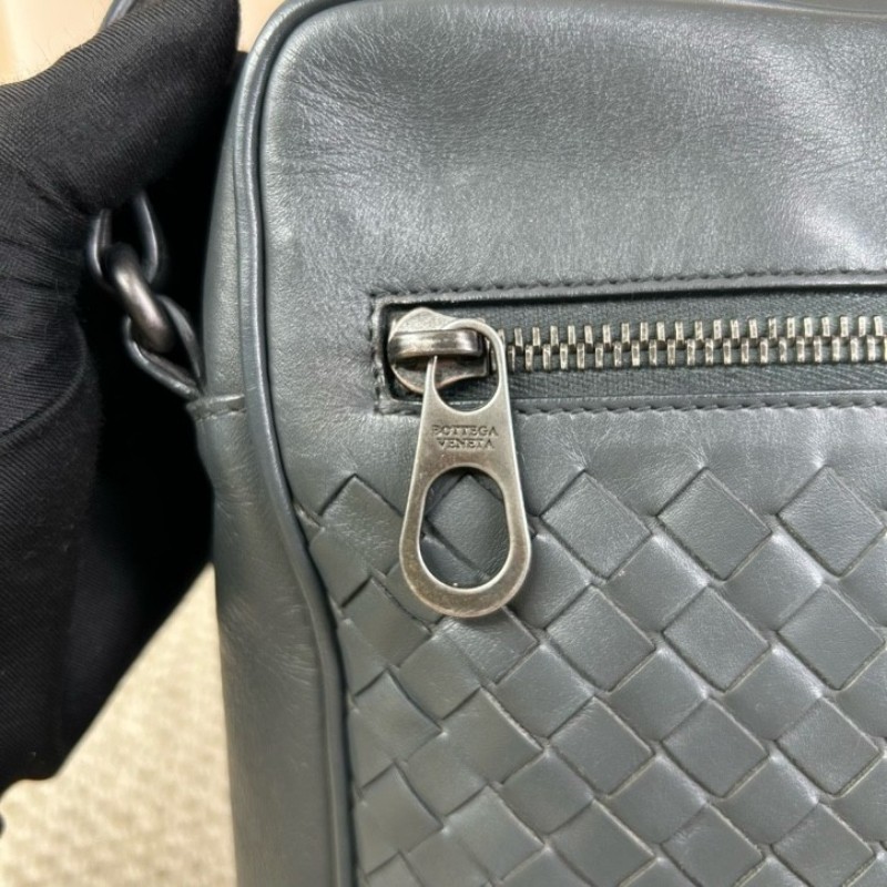 BV葆蝶家Bottega 經典格紋編織郵差公文包 肩帶可調節 可單肩可斜挎 容量實用 商務休閒都合適-22