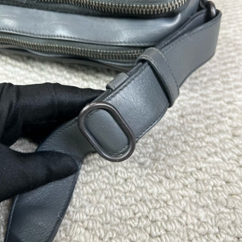 BV葆蝶家Bottega 經典格紋編織郵差公文包 肩帶可調節 可單肩可斜挎 容量實用 商務休閒都合適-23