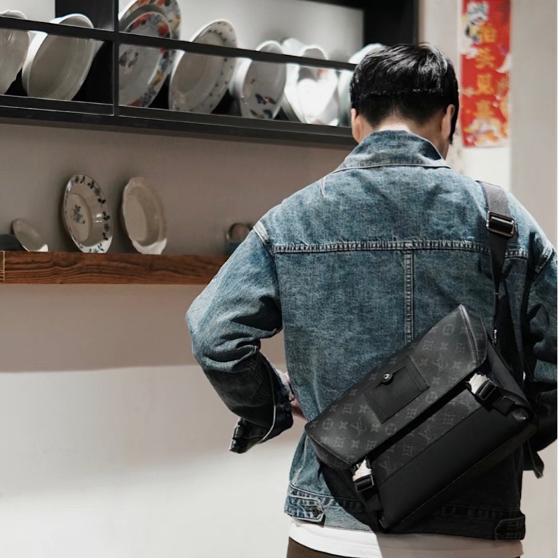 LV黑武士老花 voyager 郵差包晶片款-8