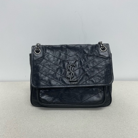 YSL聖羅蘭Niki中號黑色全皮銀鏈郵差包 尺寸約28×22 。