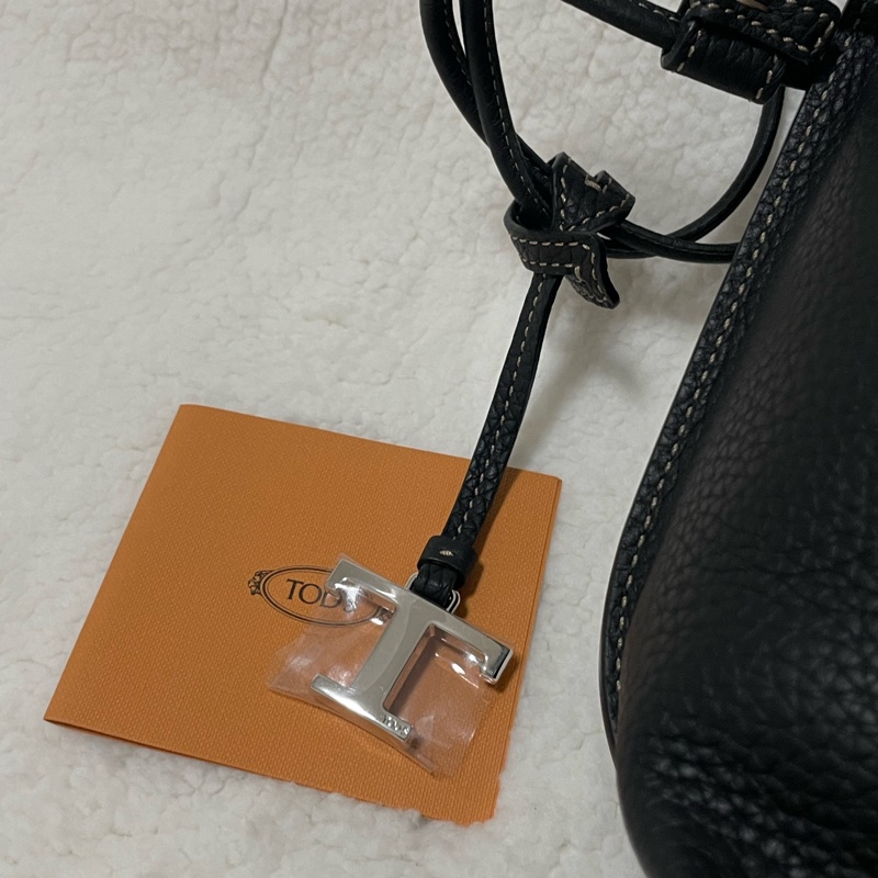 Tod’s荔紋牛皮水桶側背包 （黑色）-9