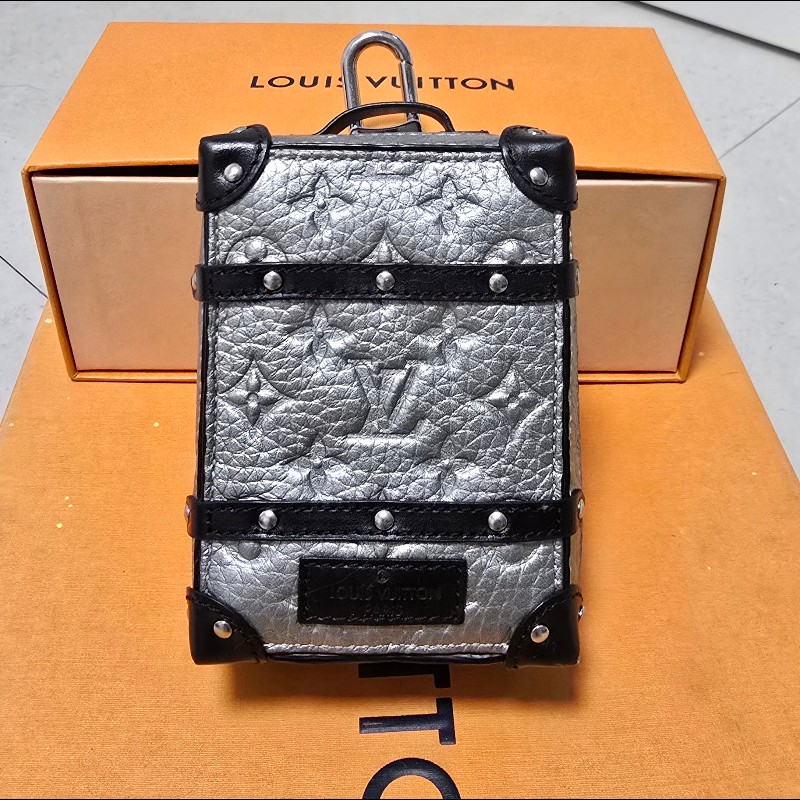 LOUIS VUITTON路易威登 銀色滿版老花壓紋零錢包-1