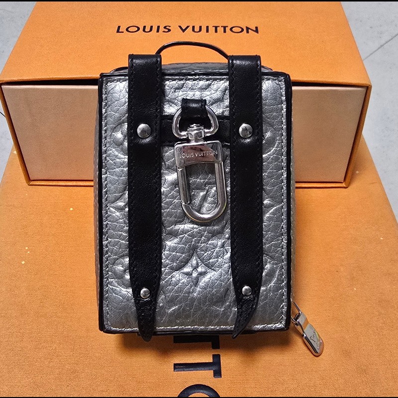 LOUIS VUITTON路易威登 銀色滿版老花壓紋零錢包-2