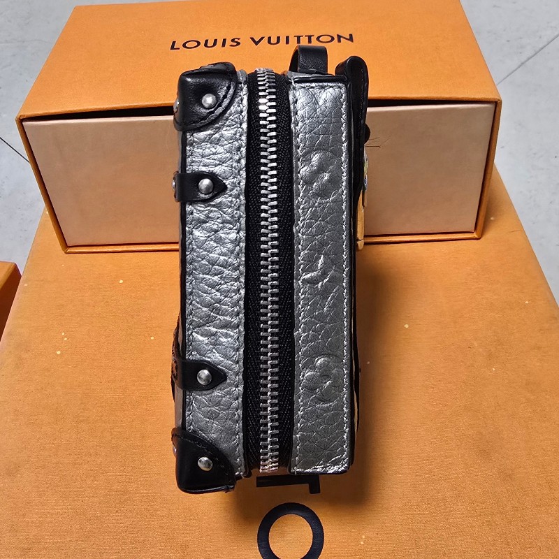 LOUIS VUITTON路易威登 銀色滿版老花壓紋零錢包-3