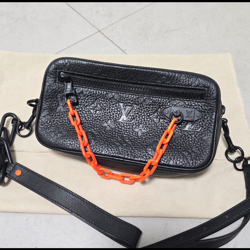 LOUIS VUITTON路易威登 黑色滿版老花壓紋小背包-0