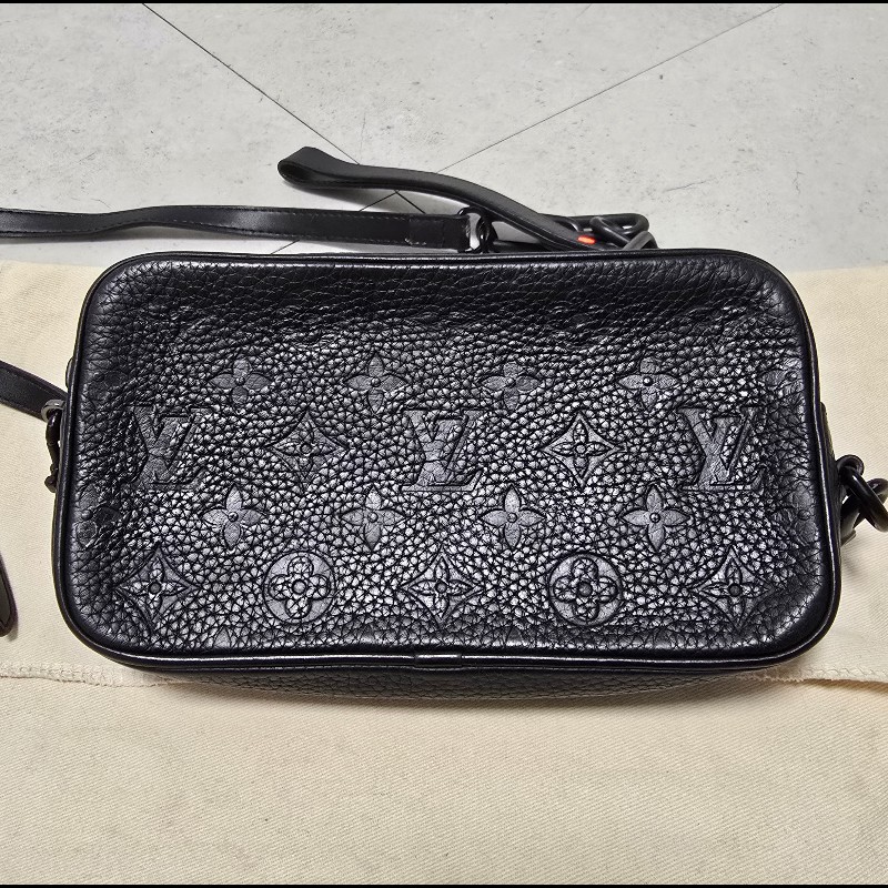 LOUIS VUITTON路易威登 黑色滿版老花壓紋小背包-1