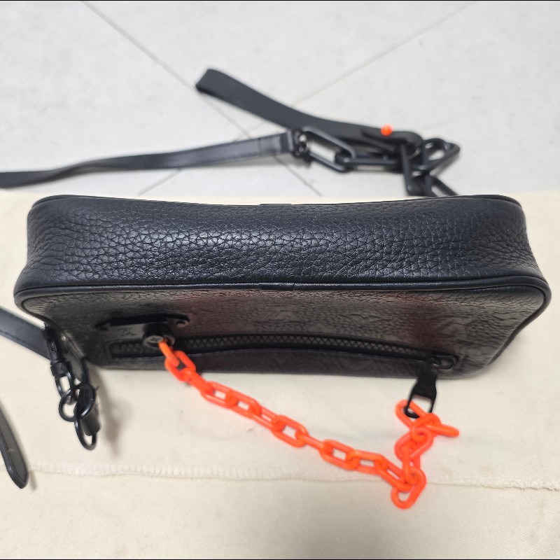 LOUIS VUITTON路易威登 黑色滿版老花壓紋小背包-2