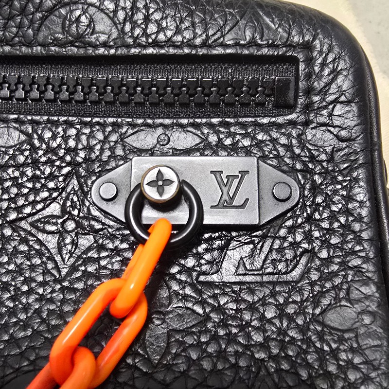 LOUIS VUITTON路易威登 黑色滿版老花壓紋小背包-3