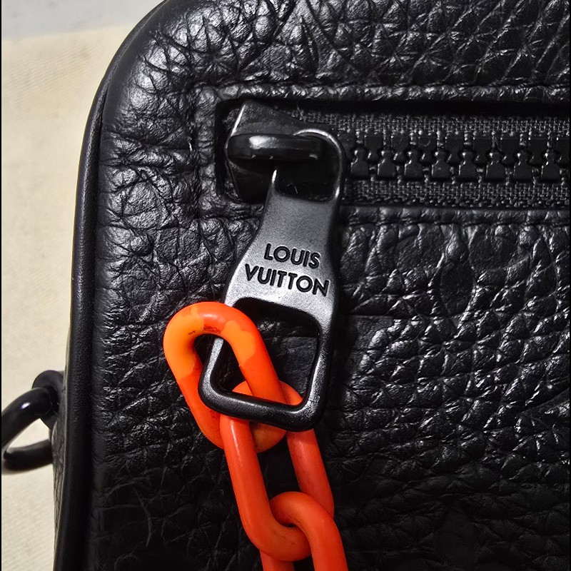 LOUIS VUITTON路易威登 黑色滿版老花壓紋小背包-4