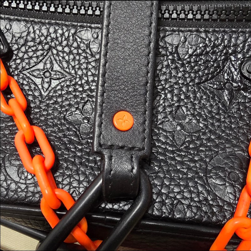 LOUIS VUITTON路易威登 黑色滿版老花壓紋小背包-5