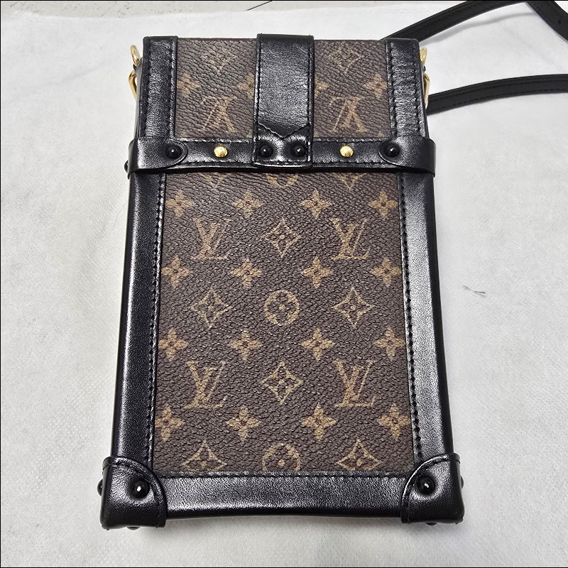 LOUIS VUITTON路易威登 經典滿版老花金釦手機包-1