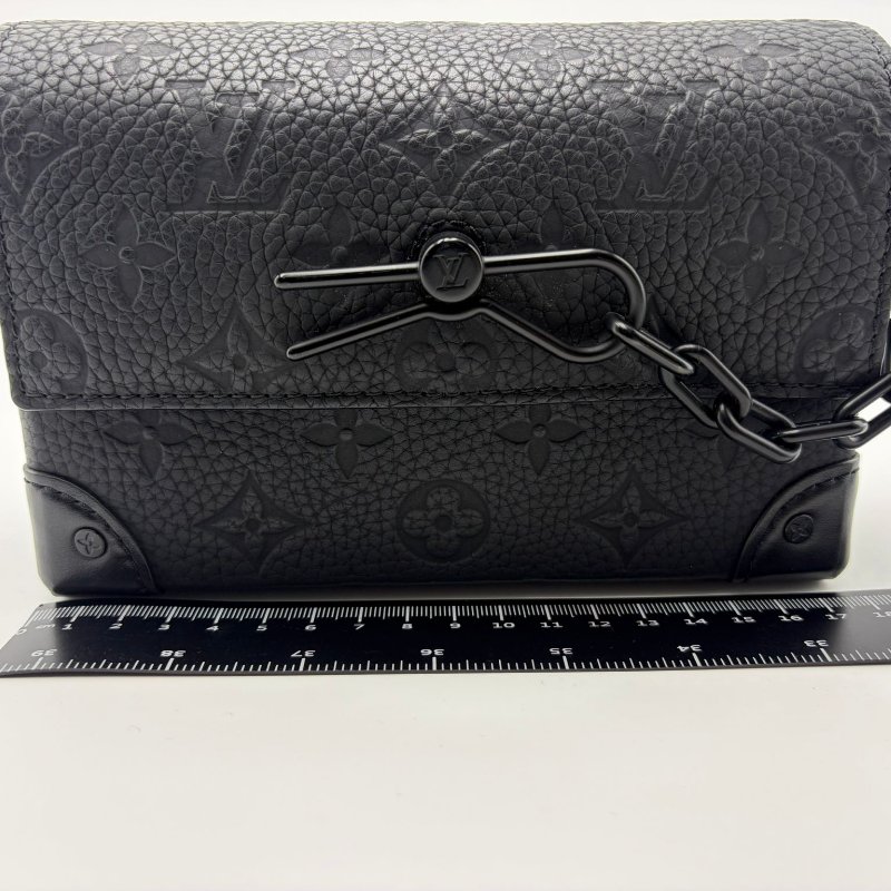 路易威登 Steamer 系列黑武士壓紋牛皮斜挎包-6