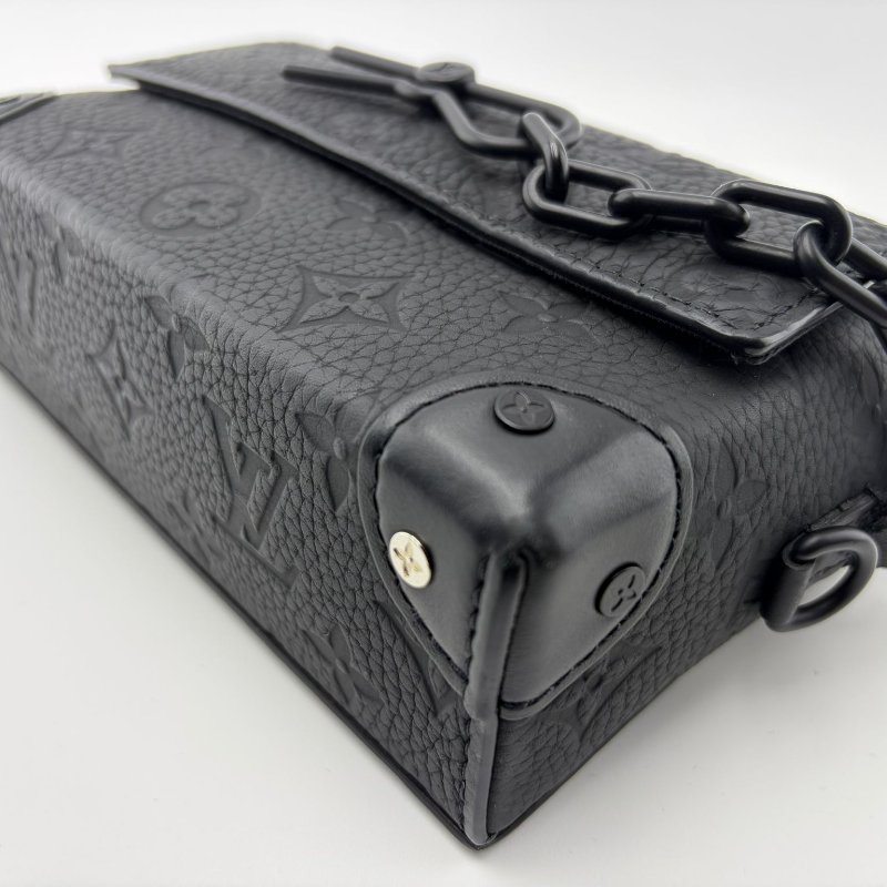 路易威登 Steamer 系列黑武士壓紋牛皮斜挎包-11