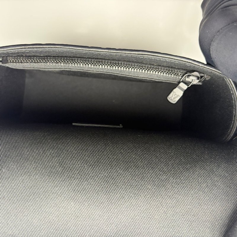 路易威登 Steamer 系列黑武士壓紋牛皮斜挎包-12