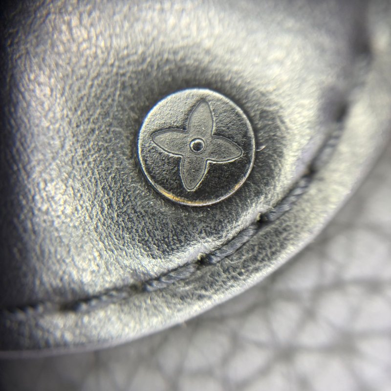 路易威登 Steamer 系列黑武士壓紋牛皮斜挎包-14