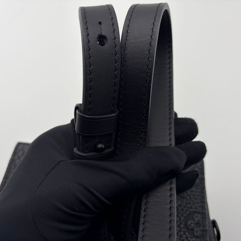 路易威登 Steamer 系列黑武士壓紋牛皮斜挎包-21