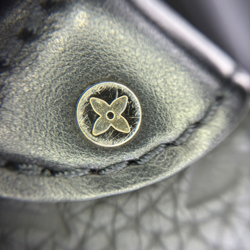 路易威登 Steamer 系列黑武士壓紋牛皮斜挎包-22