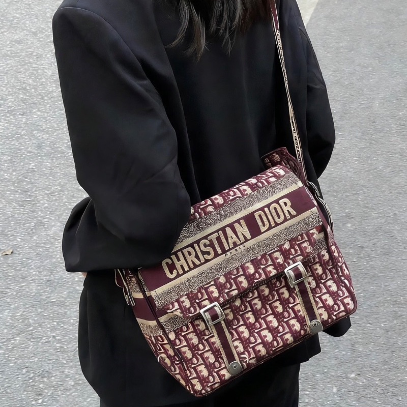 DIOR 經典老花紅色中號郵差肩背斜背包28*24*11.5 98新配件購證保卡-0