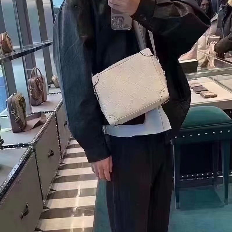 GUCCI 雙G白色壓紋肩背斜背包盒子包23*19*11 98新配件塵袋-0