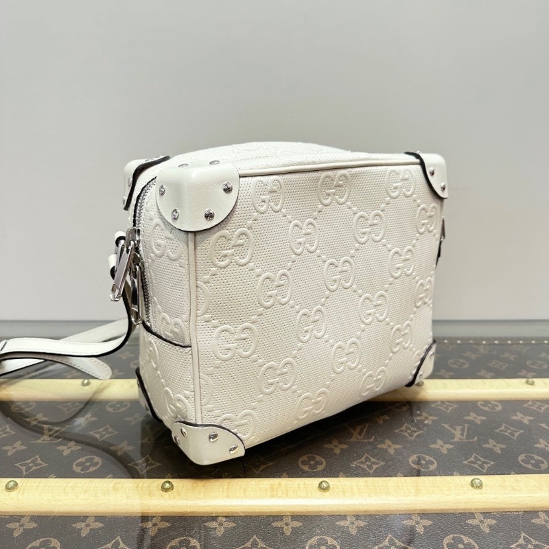 GUCCI 雙G白色壓紋肩背斜背包盒子包23*19*11 98新配件塵袋-2
