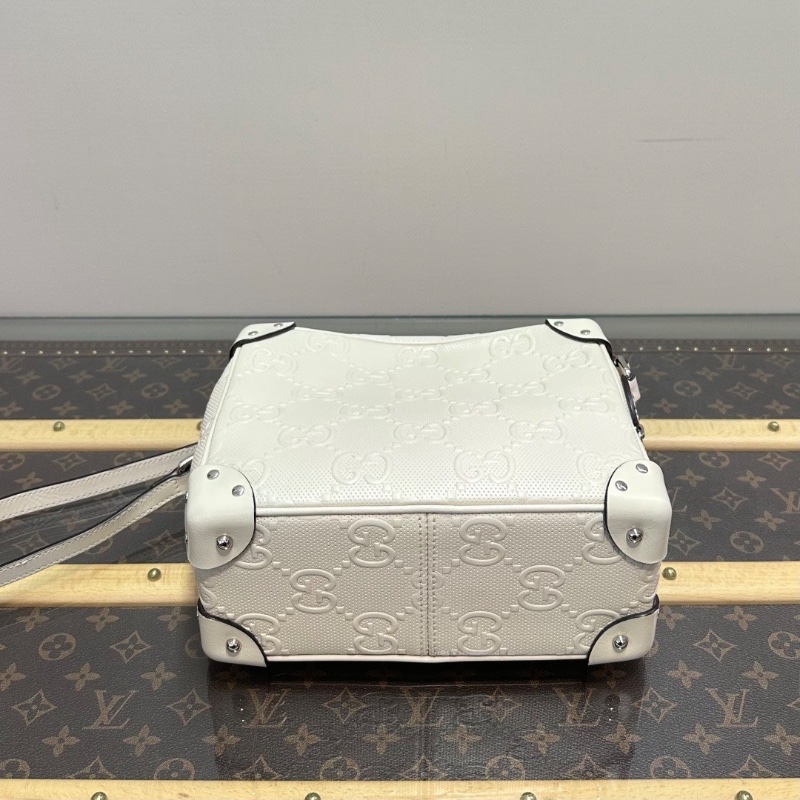 GUCCI 雙G白色壓紋肩背斜背包盒子包23*19*11 98新配件塵袋-4