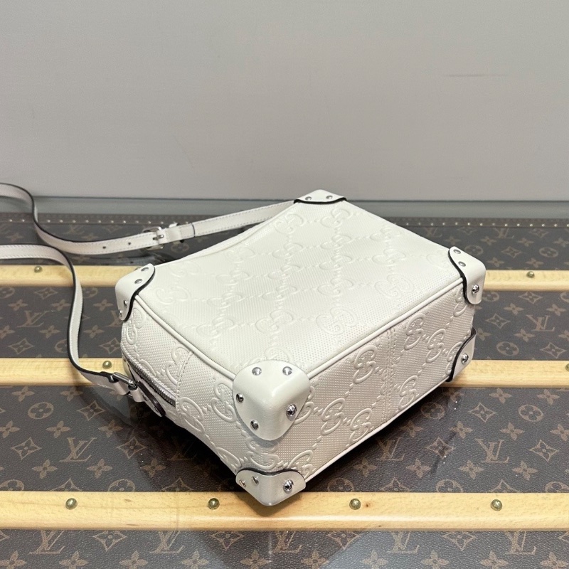 GUCCI 雙G白色壓紋肩背斜背包盒子包23*19*11 98新配件塵袋-5