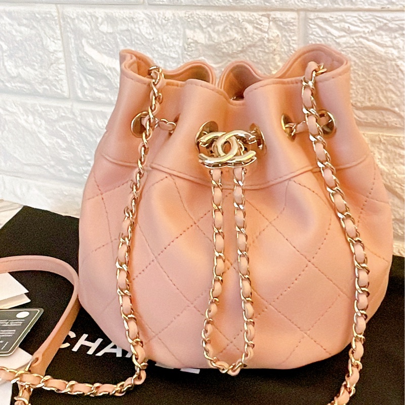 近新熱賣款附保卡購買影本✨Chanel香奈兒菱格紋雙C皮穿鏈抽繩水桶包/粉-1