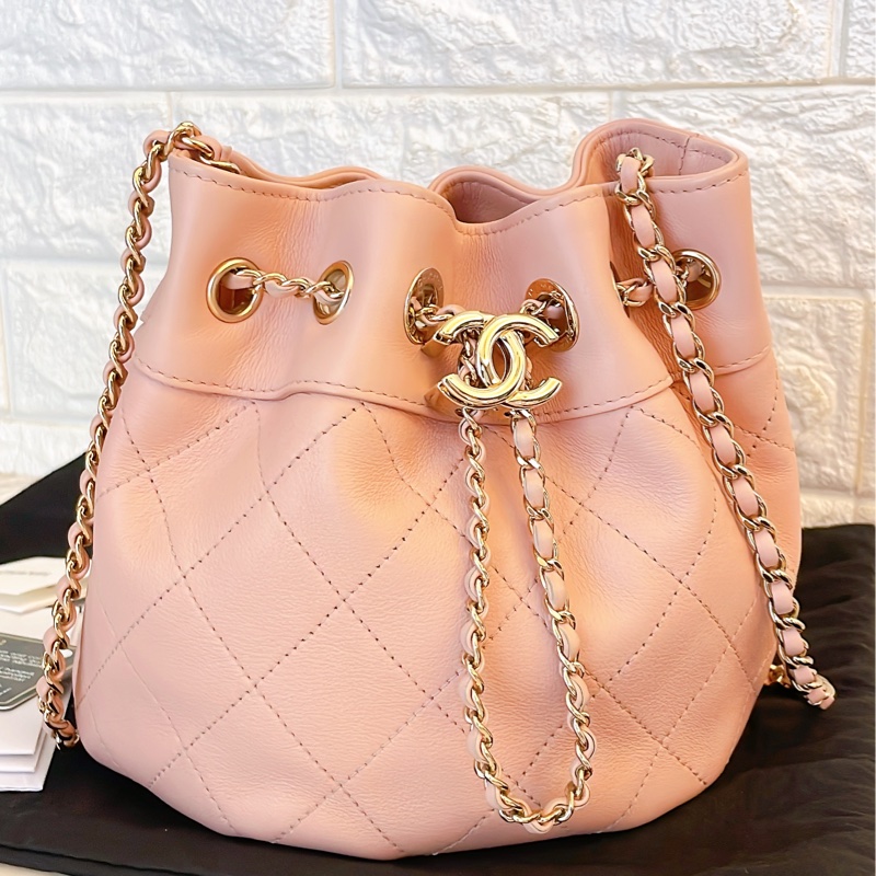 近新熱賣款附保卡購買影本✨Chanel香奈兒菱格紋雙C皮穿鏈抽繩水桶包/粉-3