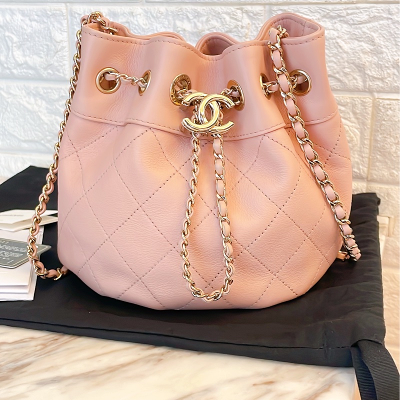 近新熱賣款附保卡購買影本✨Chanel香奈兒菱格紋雙C皮穿鏈抽繩水桶包/粉-4